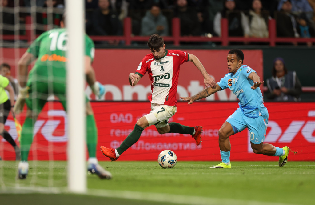 Бакаев на фланге атаки в игре с «Зенитом».JPG