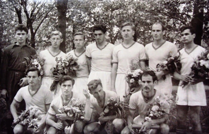 1957. VI Международный фестиваль молодежи и студентов в Москве. Второй слева в верхнем ряду.jpg