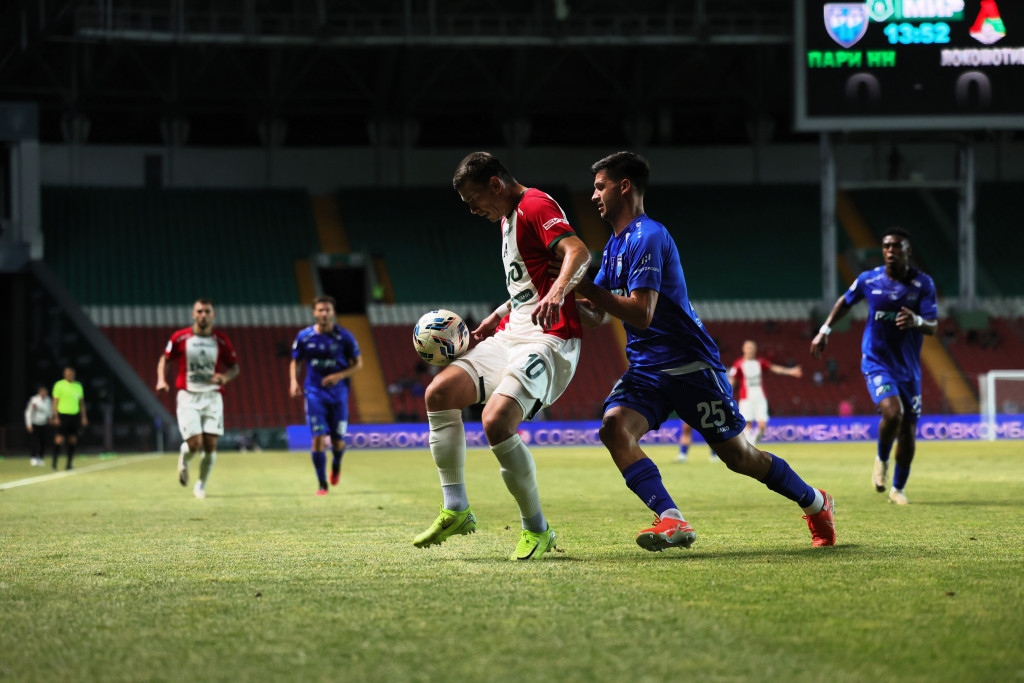 Воробьёв укрывает мяч от соперника.JPG