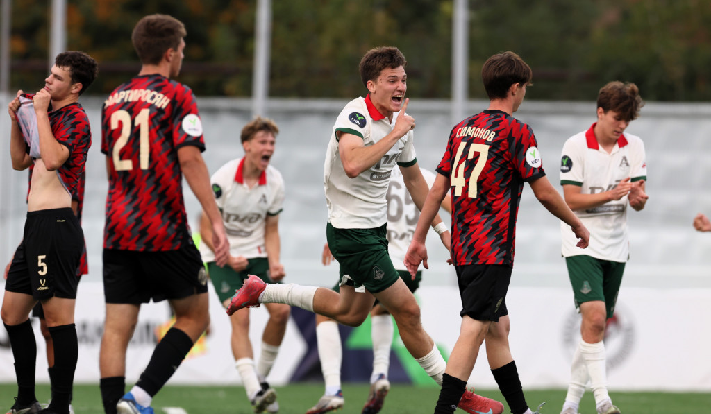 Цыбров забивает мяч в ворота «Академии им. Коноплёва».JPG