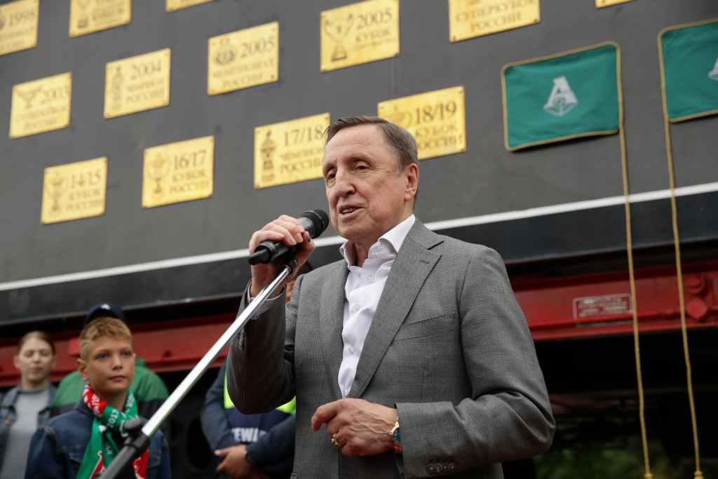 Коротков у паровоза.JPG