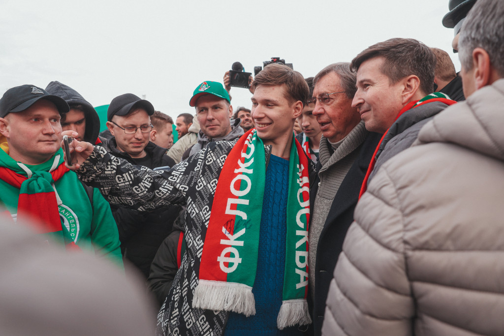 Сёмин с болельщиками.jpg