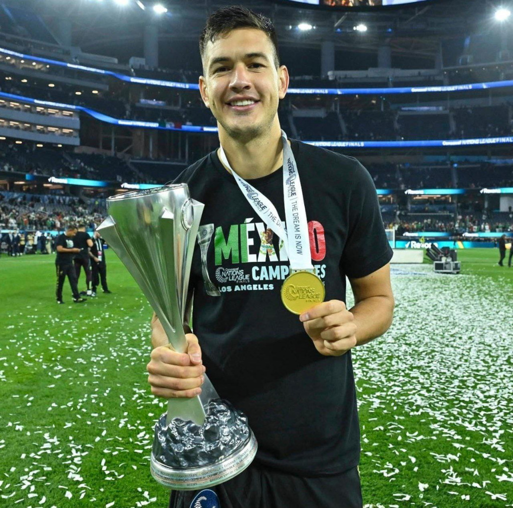 Монтес и главный трофей Лиги наций КОНКАКАФ.jpg