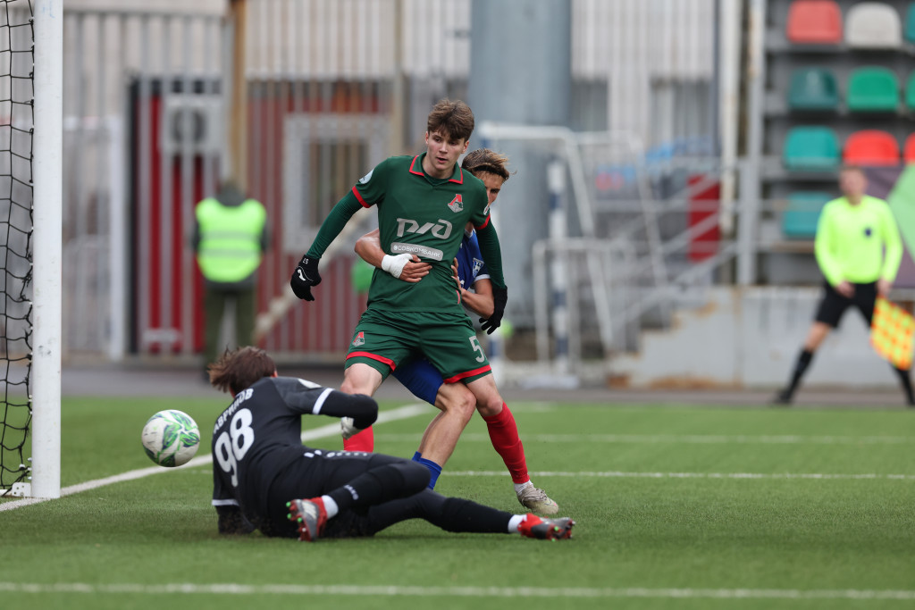 Гол Атипова с идеальной передачи Лыкова.JPG