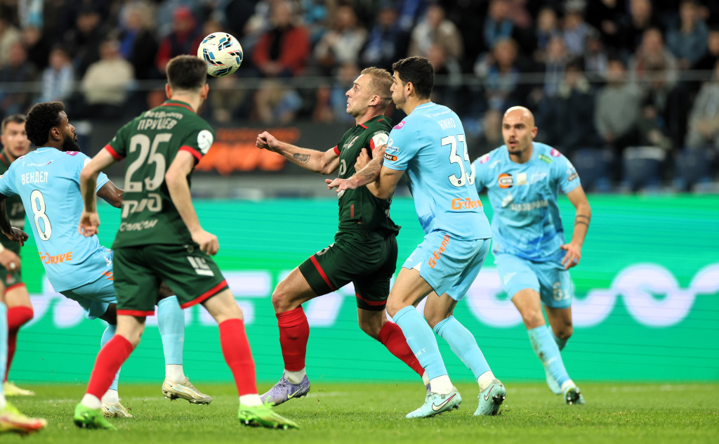 Баринов в попытке пробить через себя.JPG Баринов в попытке пробить через себя.JPG