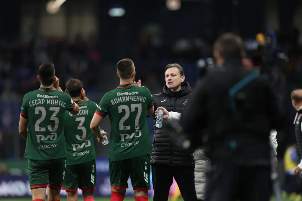 Комличенко празднует гол.JPG Комличенко празднует гол.JPG