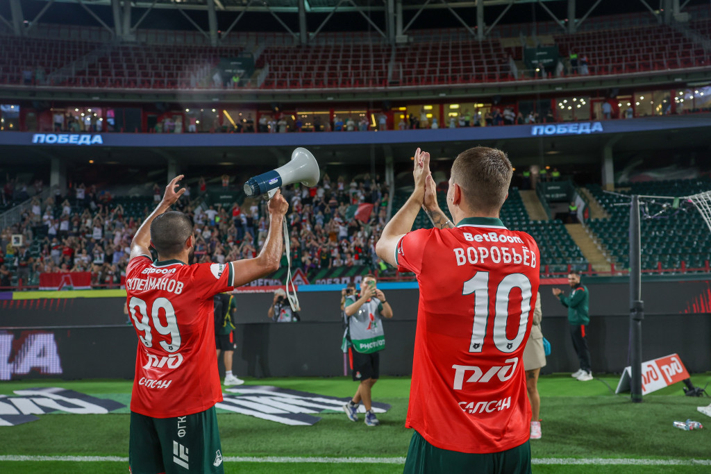 Сулейманов, Воробьёв и наши болельщики.jpg