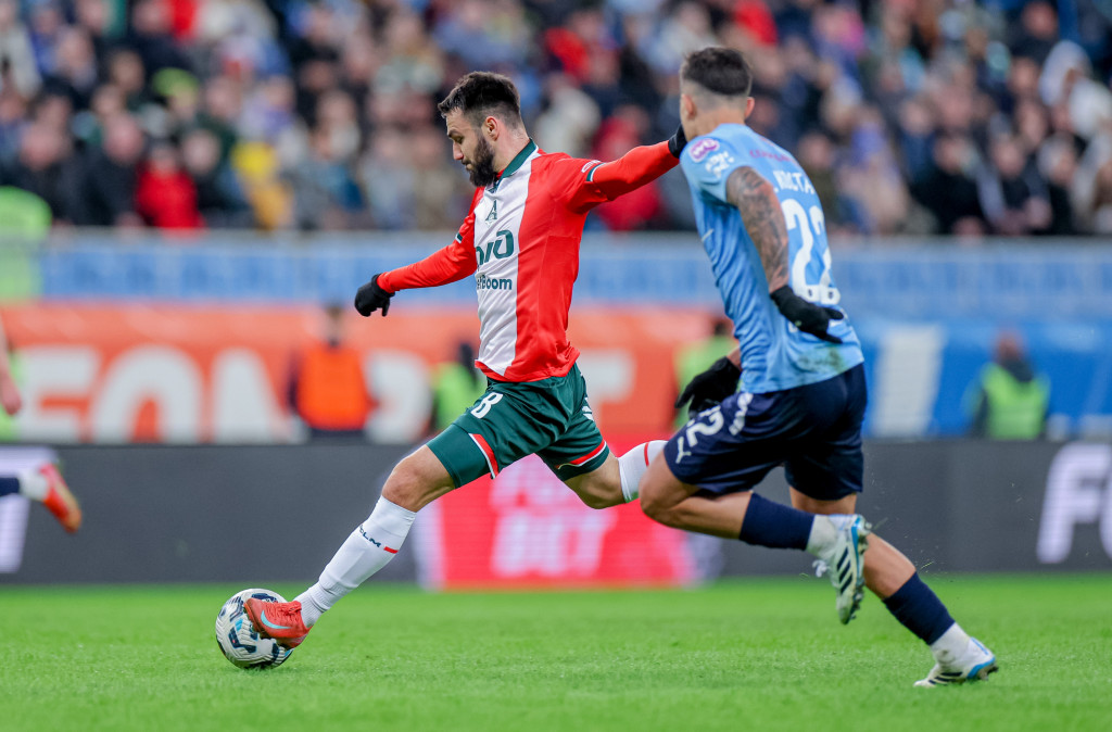 Сарвели бьёт по мячу.jpg