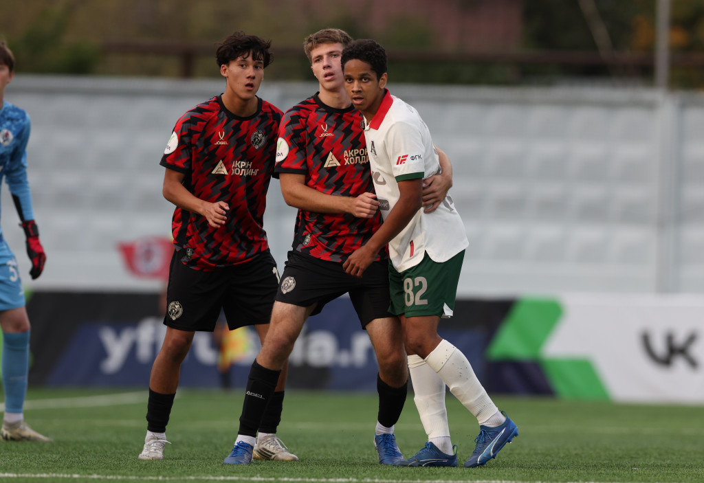 Никиема ведёт борьбу за позицию.JPG