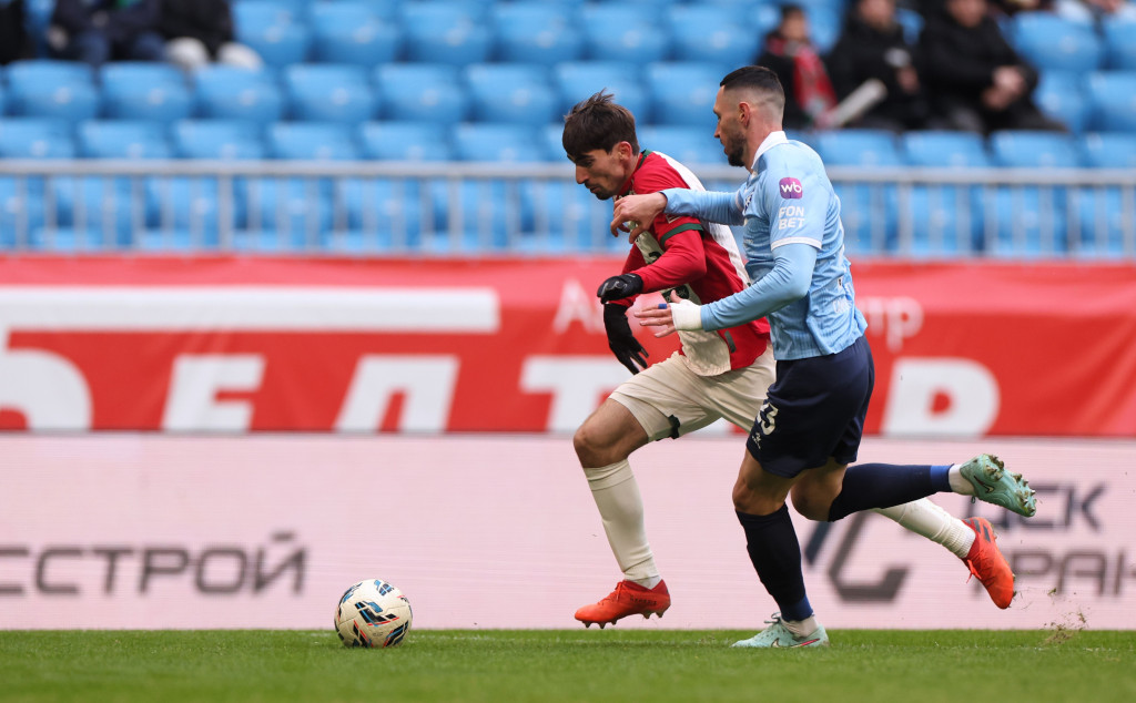 Бакаев рвётся к воротам.JPG