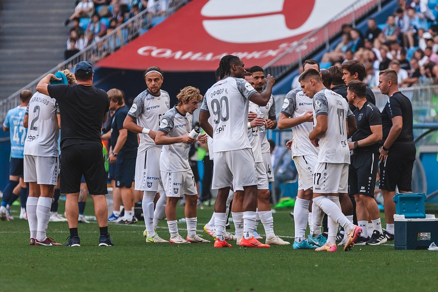 Балтийцы во время паузы в игре.jpg Балтийцы во время паузы в игре.jpg