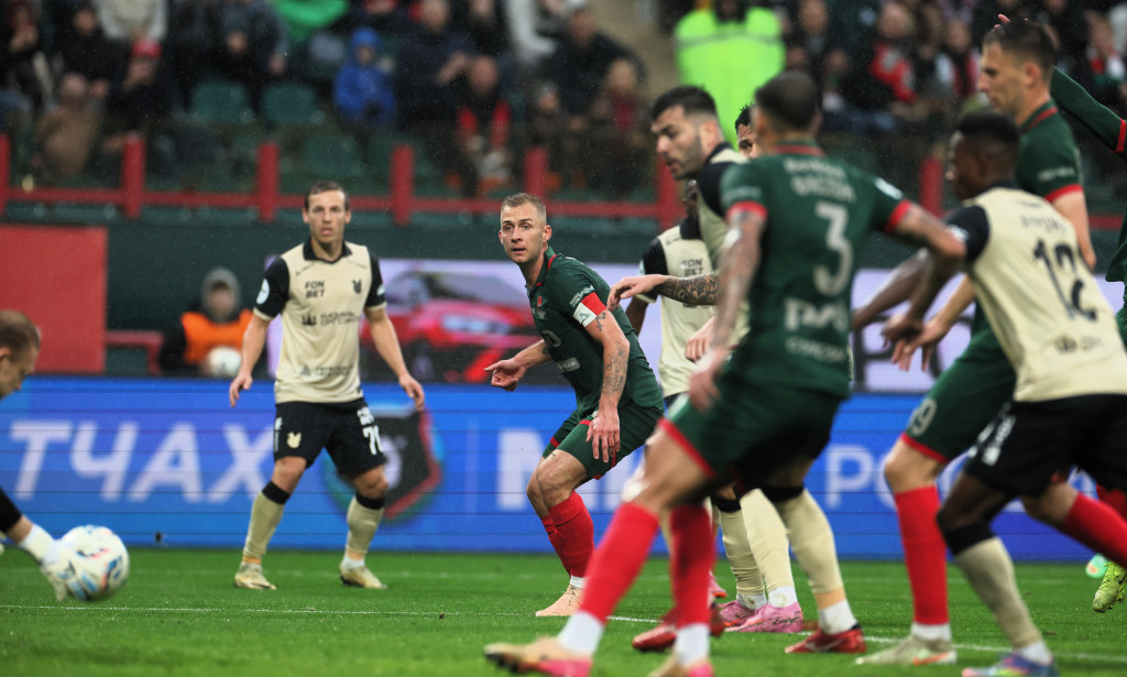 Баринов пяткой пробил по воротам.JPG