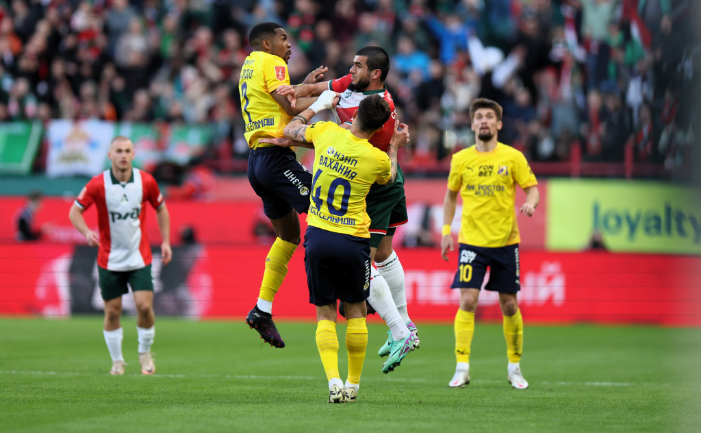 Сулейманов и Роналдо ведут верховую борьбу.JPG