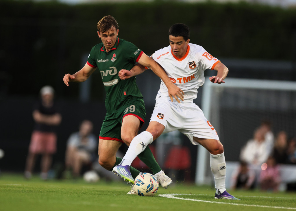 Мялковский ведёт борьбу за мяч. Сборы-2026.JPG