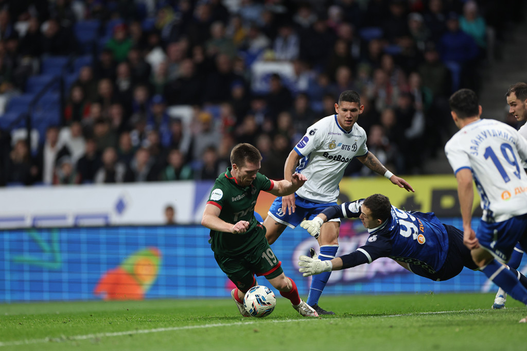 Руденко зарабатывает пенальти.jpg Руденко зарабатывает пенальти.jpg