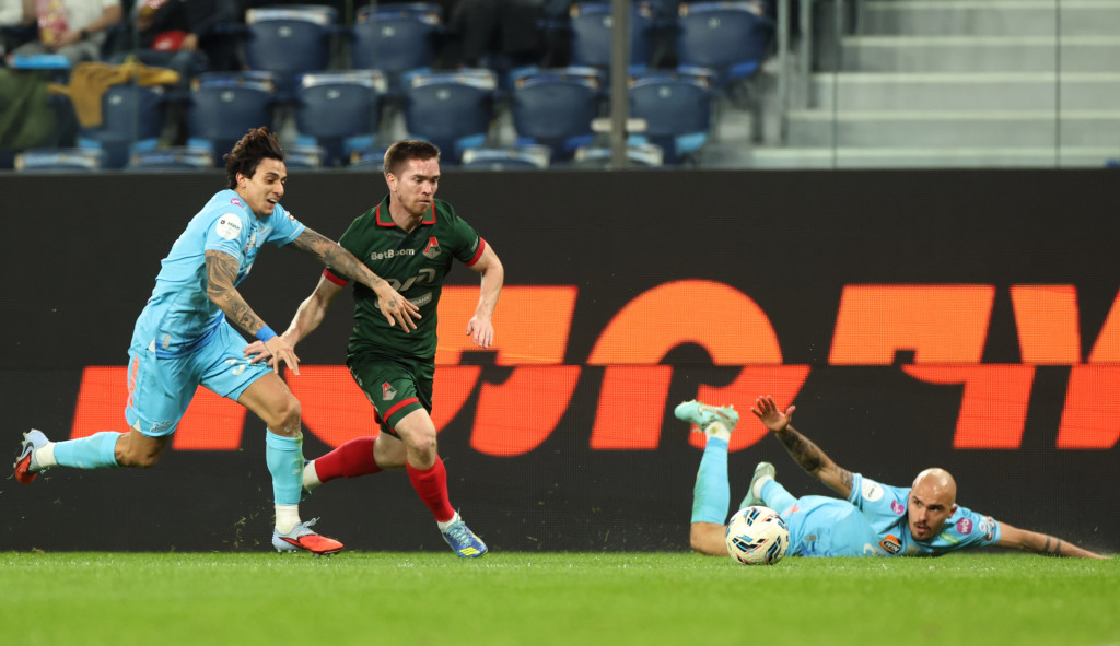 Руденко в борьбе с игроками «Зенита».JPG