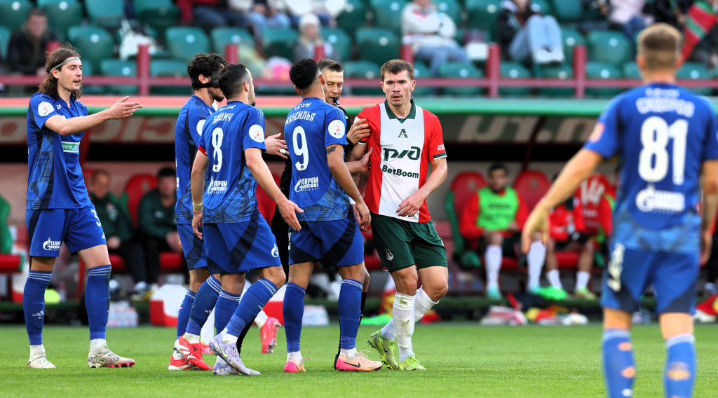 Воробьёв и игроки «Оренбурга».JPG