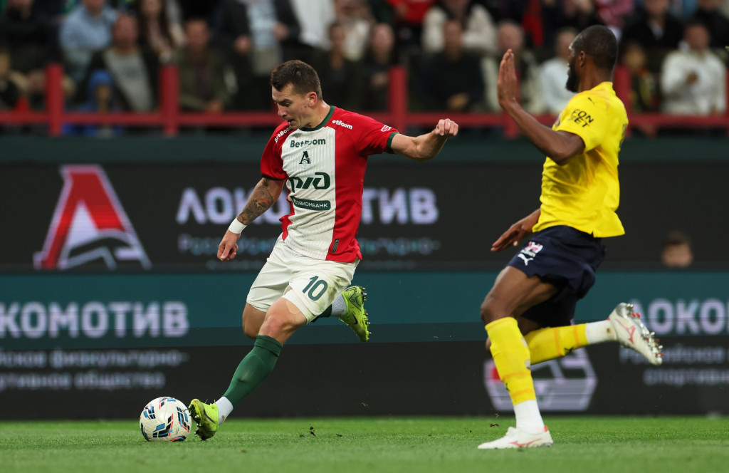 Воробьёв демонстрирует навык владения финтом «ложный замах».JPG