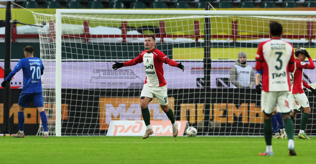 Воробьёв забивает первый официальный мяч в 2026 году.JPG