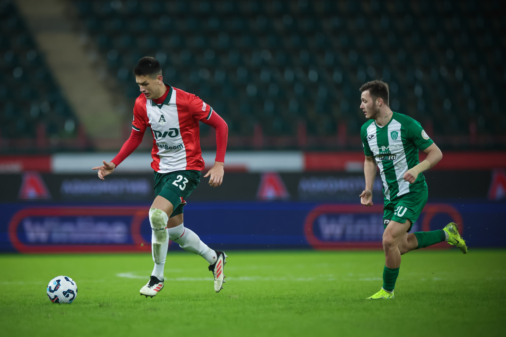 Монтес с мячом.jpg