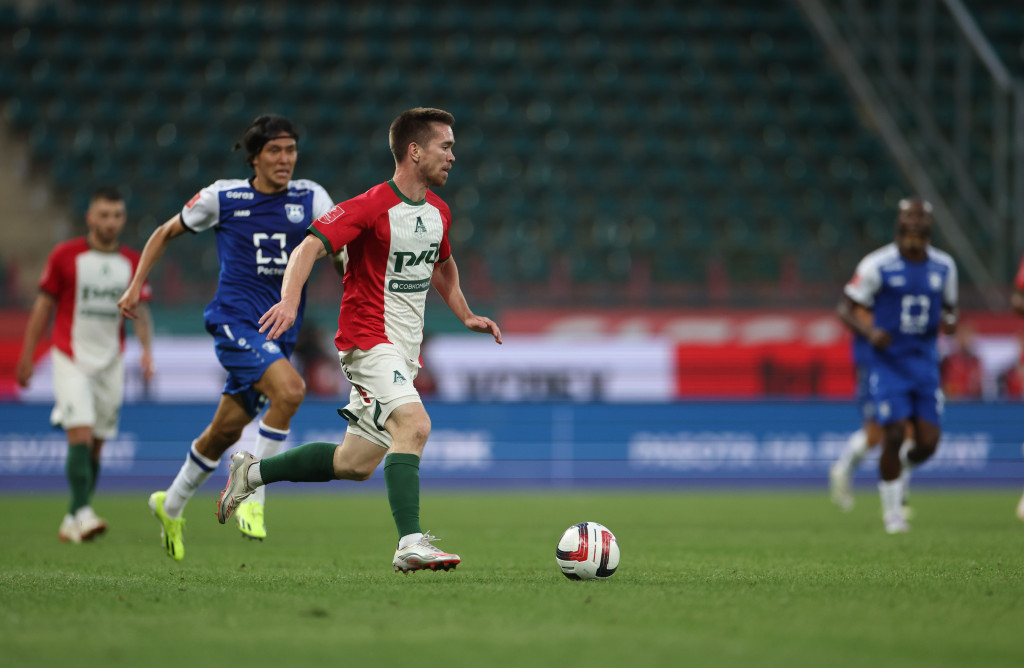 Александр Руденко с мячом на левом фланге.JPG