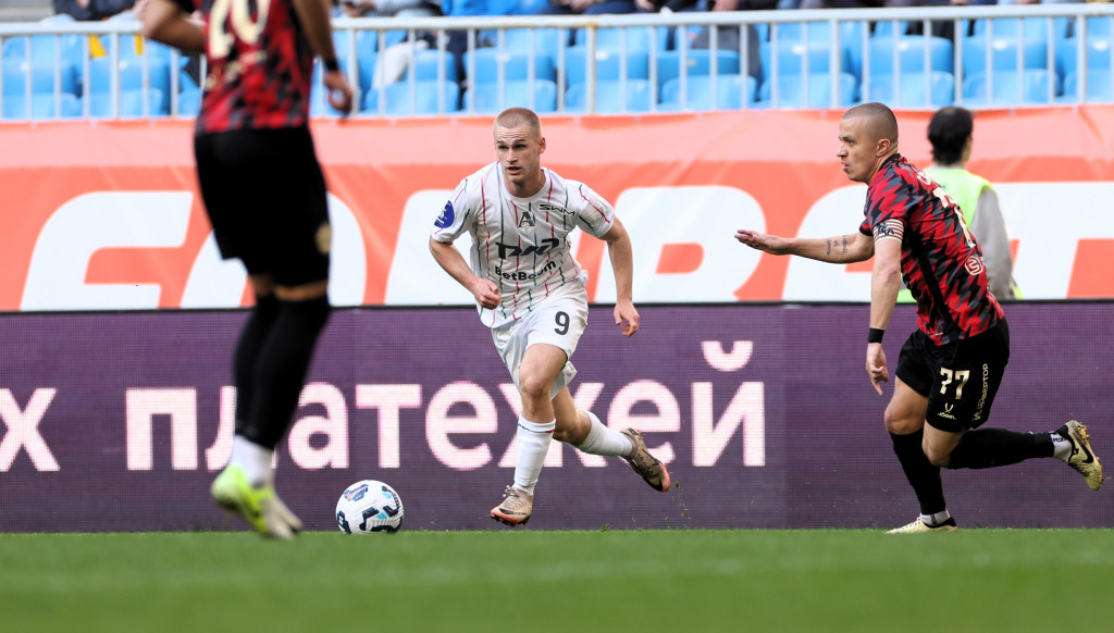 Пиняев активен в матче с «Акроном».JPG