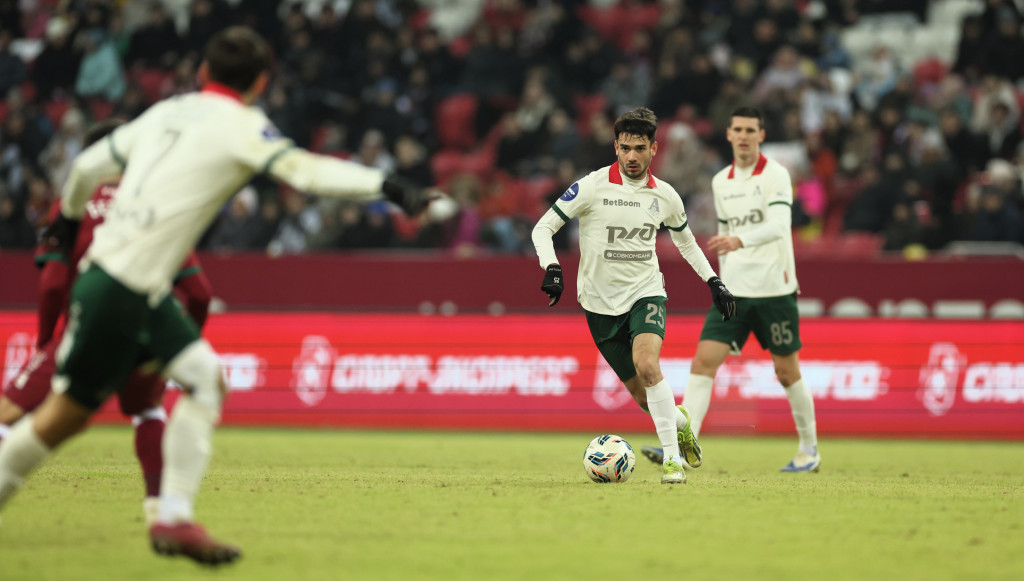 Пруцев ищет партнёра для передачи.JPG