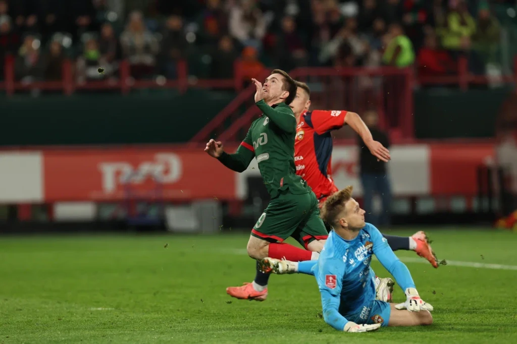 Руденко выходит один на один.JPG Руденко выходит один на один.JPG